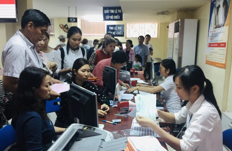 Cán bộ UBND quận 4 (TP Hồ Chí Minh) tiếp nhận hồ sơ tại bộ phận một cửa